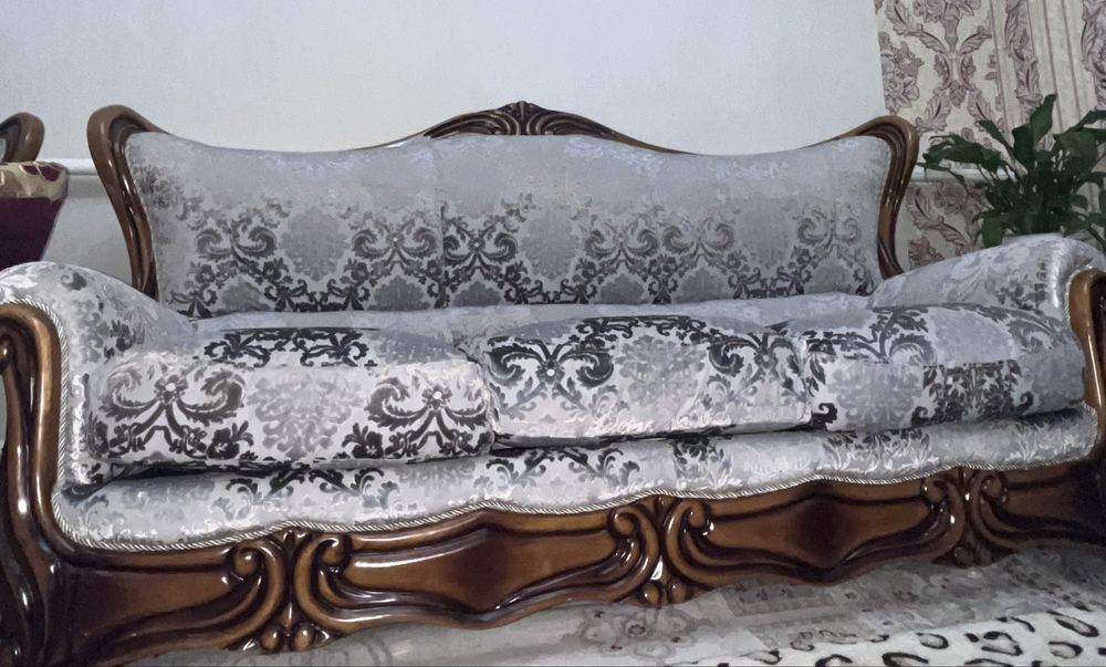 Диван велюровый с двумя креслами