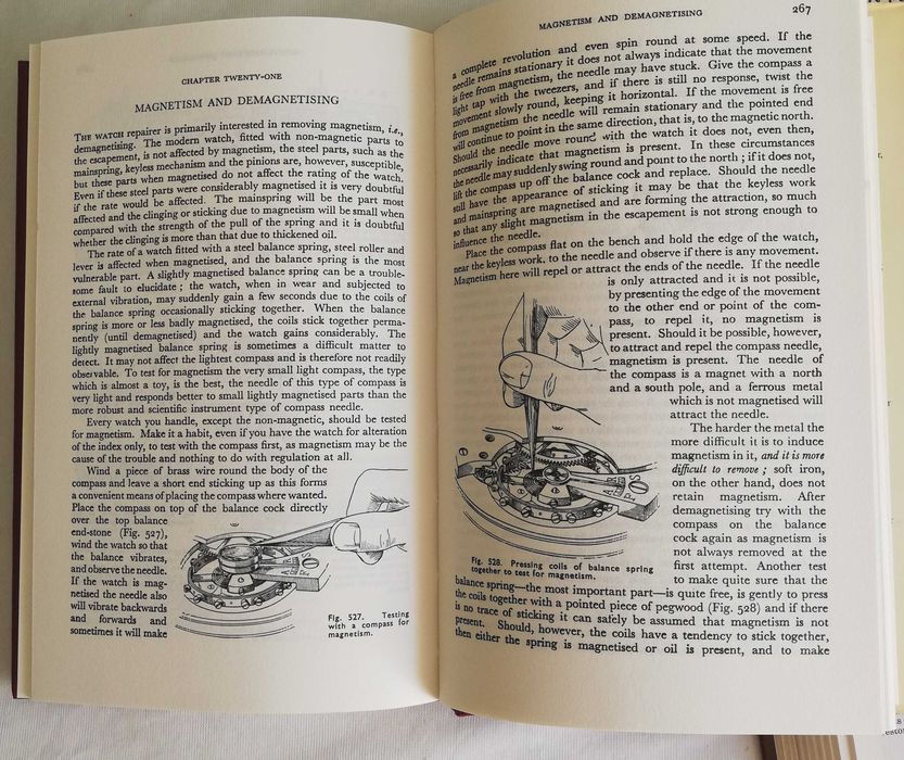 Set 4 carti despre antichitati si  reparatii ceasuri in engleza