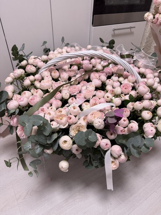 Продаются цветы в корзине свежие