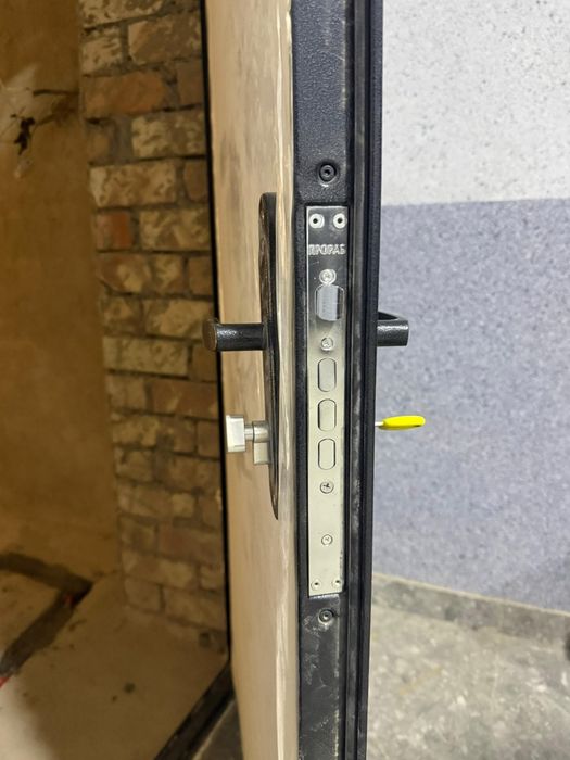 Металлическая дверь