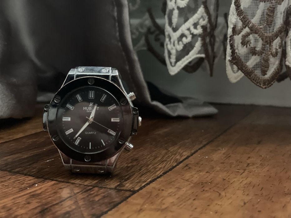 продам часы оригинал все рабочий цена 10990