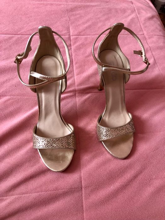 Елегантни златисти дамски  обувки