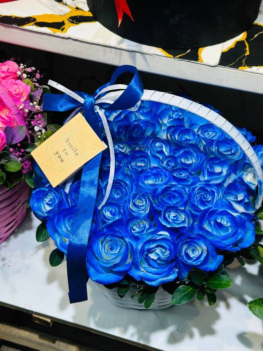 Savatli korzinkali gullar jivoy atirgul roziviy