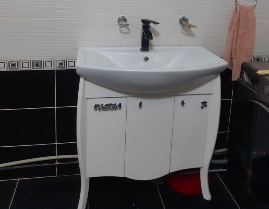 Раковина с тумбой с сместителем