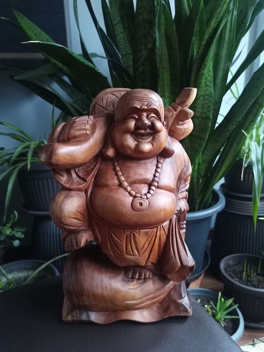 Голяма скулптора от дърво Буда