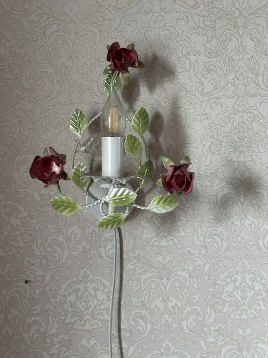 Продам люстру белую, есть бра