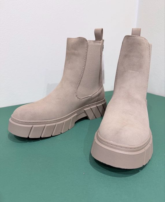 Велурени боти с ниска подметка