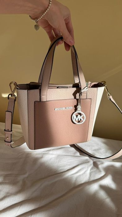 Vând geanta

Vând o geantă. Starea este perfecta. Piele originală. Pur