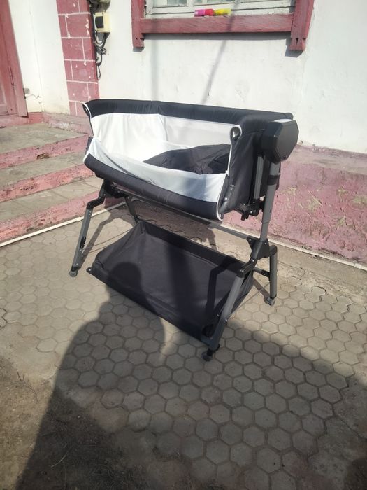 Кроватка детская с маятником на пульту.