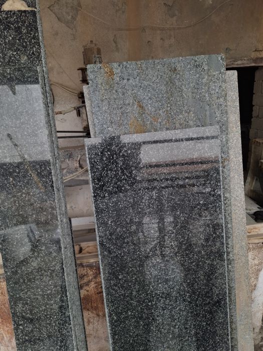 Темно-серый гранит с насыщенной мелкозернистой текстурой. Поверхность