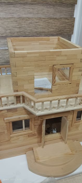 Деревянный игрушечный домик