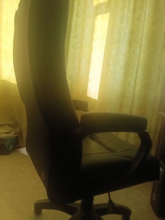 Кресло кожаный.для дома