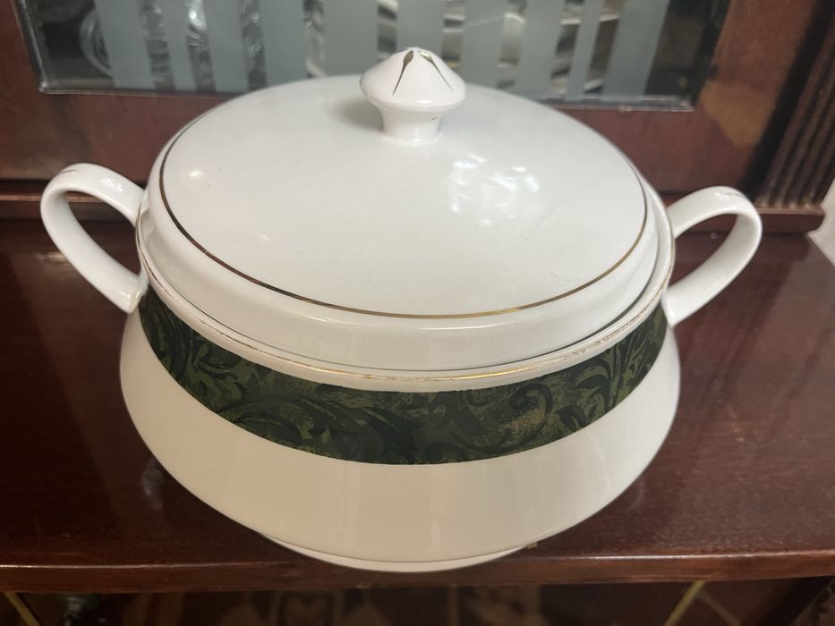 Чайник фарфоровый, супница, горшочки для запекания