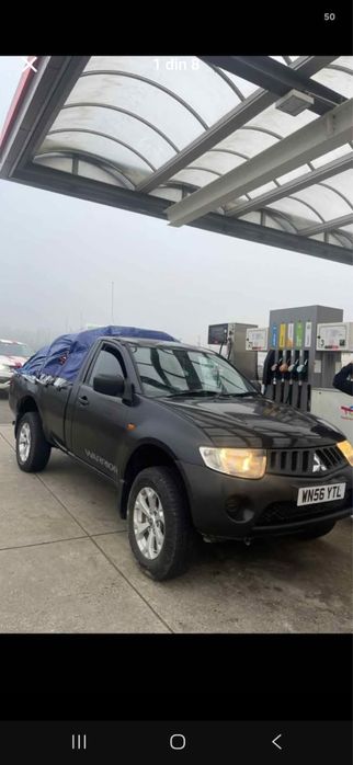 3 Mitsubishi L200 cu volan pe dreapta