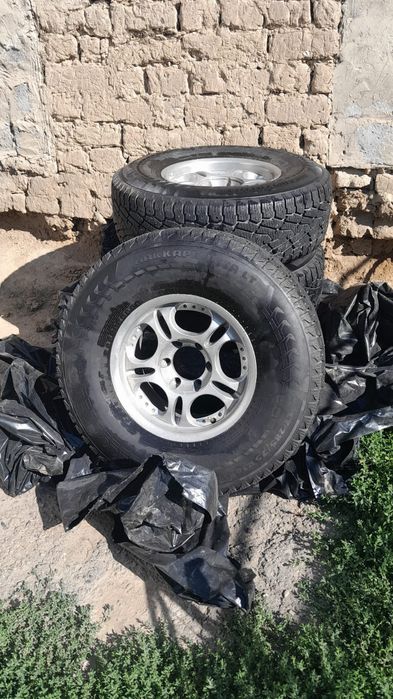 Шины с дисками от Ниссан Патрол.