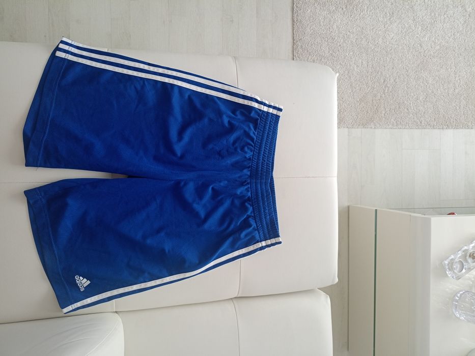 Vând bermude sport Adidas produs de calitate superioara mărimea L.