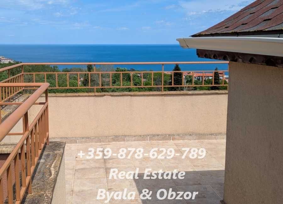 Голям едностаен апартамент с просторна тераса с морска гледка