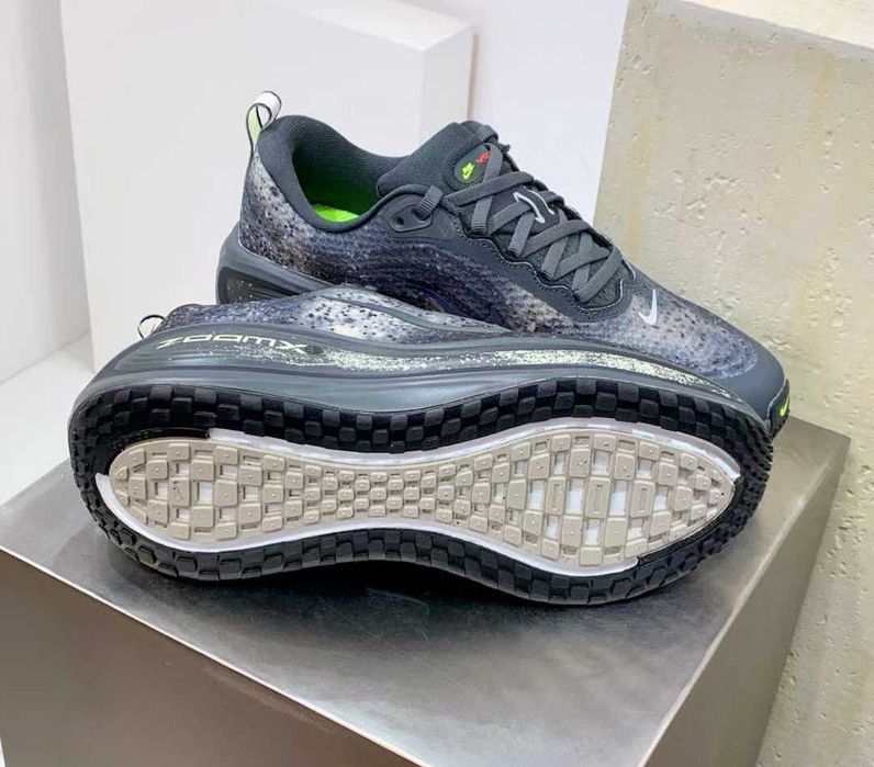 Продавам нови мъжки маратонки Nike Vomero plus Anthracite/Oatmeal/Volt/Black