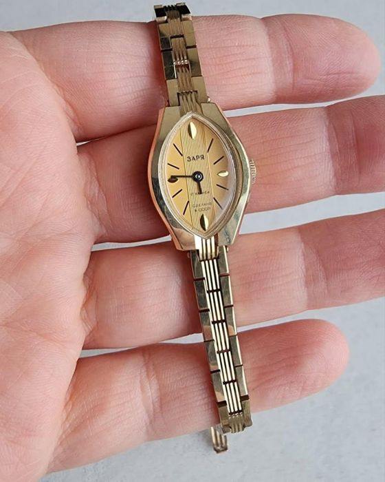 Часы CCCR марки ZARYA 1970 года выпуска, позолоченные, продаются.