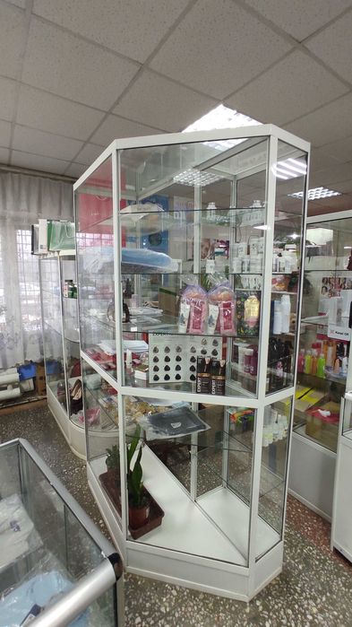 Продам стеклянную витрину