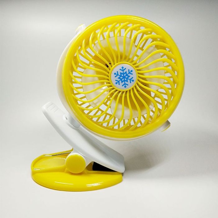 Вентилатор с USB захранване и щипка за закачане на различни места