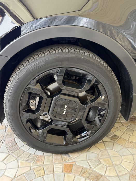 Kia Sorento V6 с черными R20 дисками