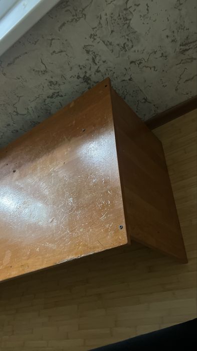 Стол не большой.