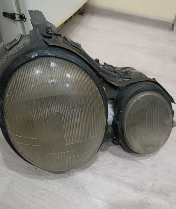 Продам правую фару на Мерседес 210