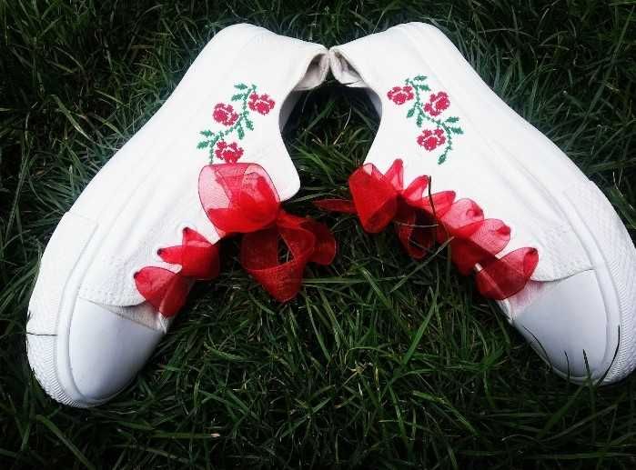 Спортни обувки с ръчна бродерия