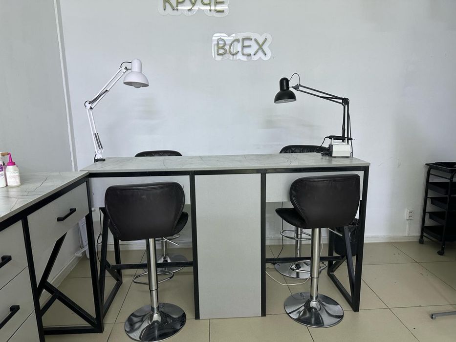 Маникюрный стол со стульями