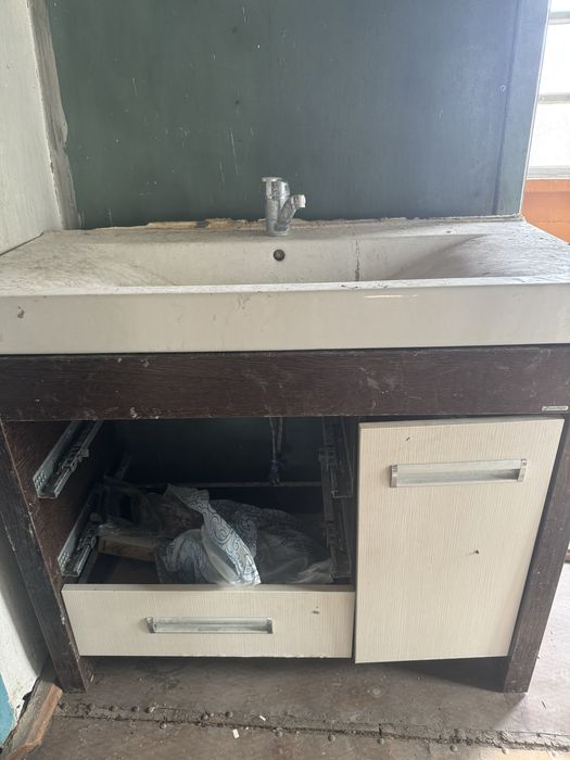 Раковина в ванную комнату с тумбой