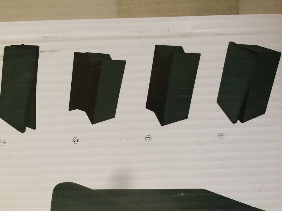 Чисто нова сгъваема ракла с възможност за сядане.