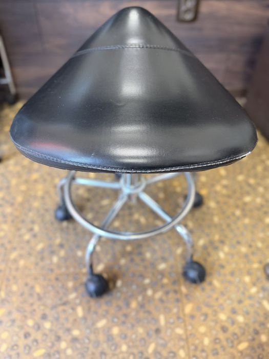 Фризьорски работен стол на колела