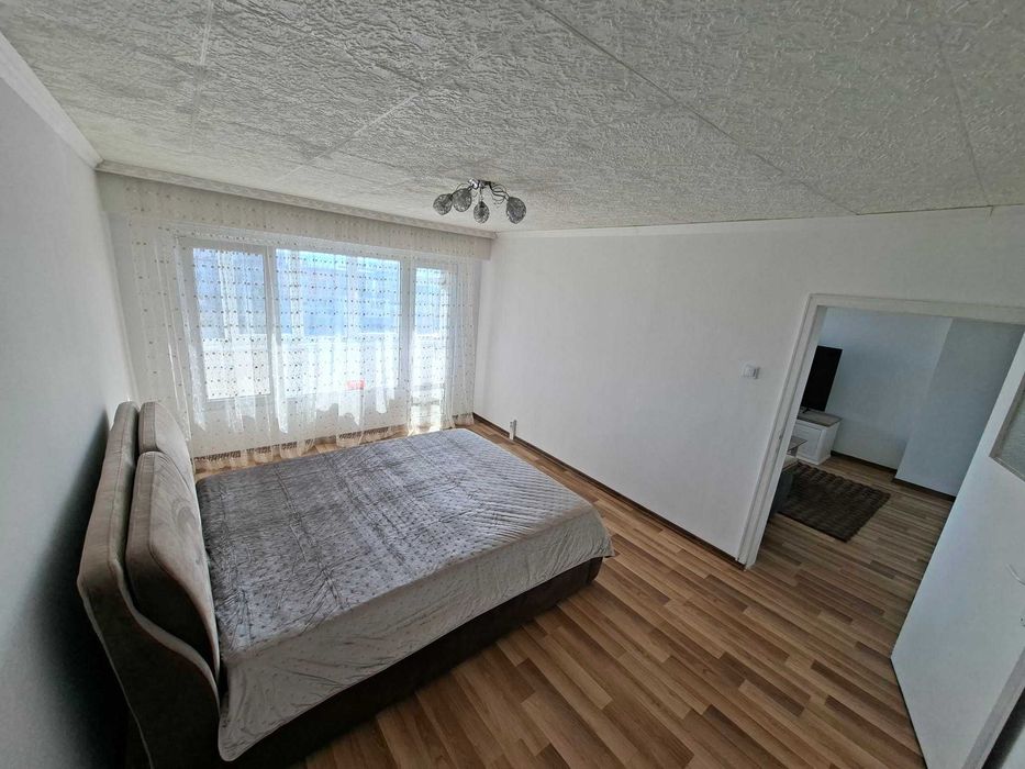 Продава четиристаен в Цветен квартал