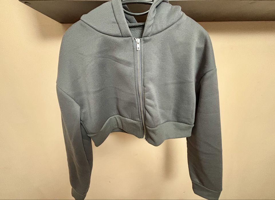 Къс сив суичър.