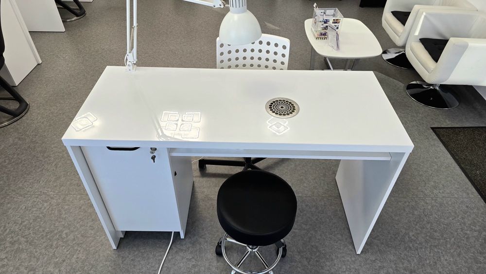 De vânzarea masă manichiură profesională NOUĂ – complet echipată!