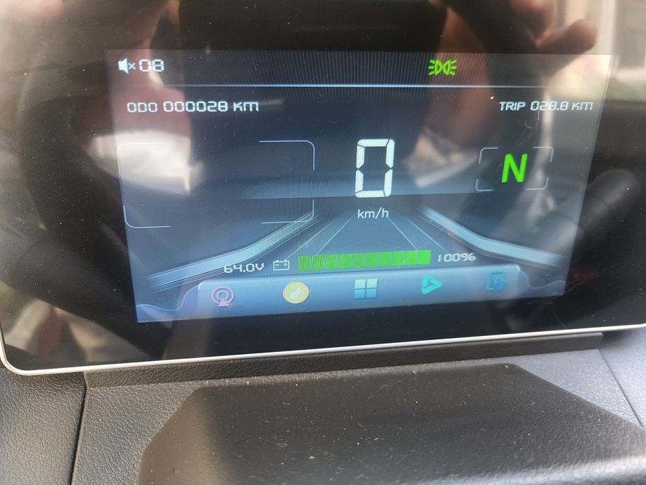 Mașină electrică. Nu necesită permis! 
- Se încarcă la priză normală (220V)
- Dimensiuni compacte – perfectă pentru t