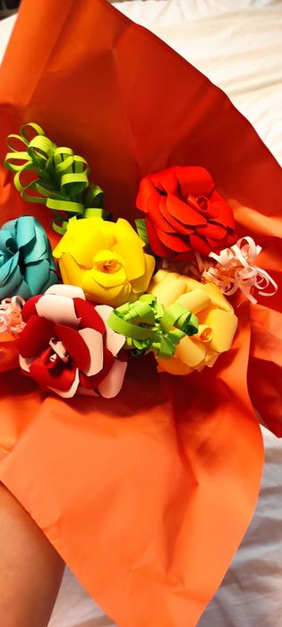 Flori de hârtie lucrate manual