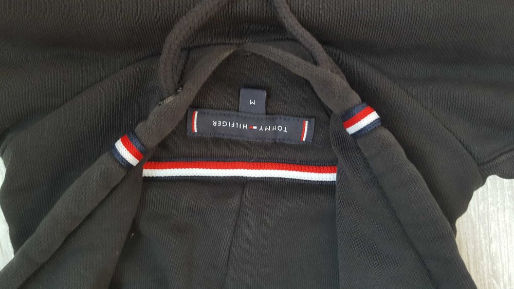 Памучен суичър Tommy Hilfiger в черно с качулка размер М