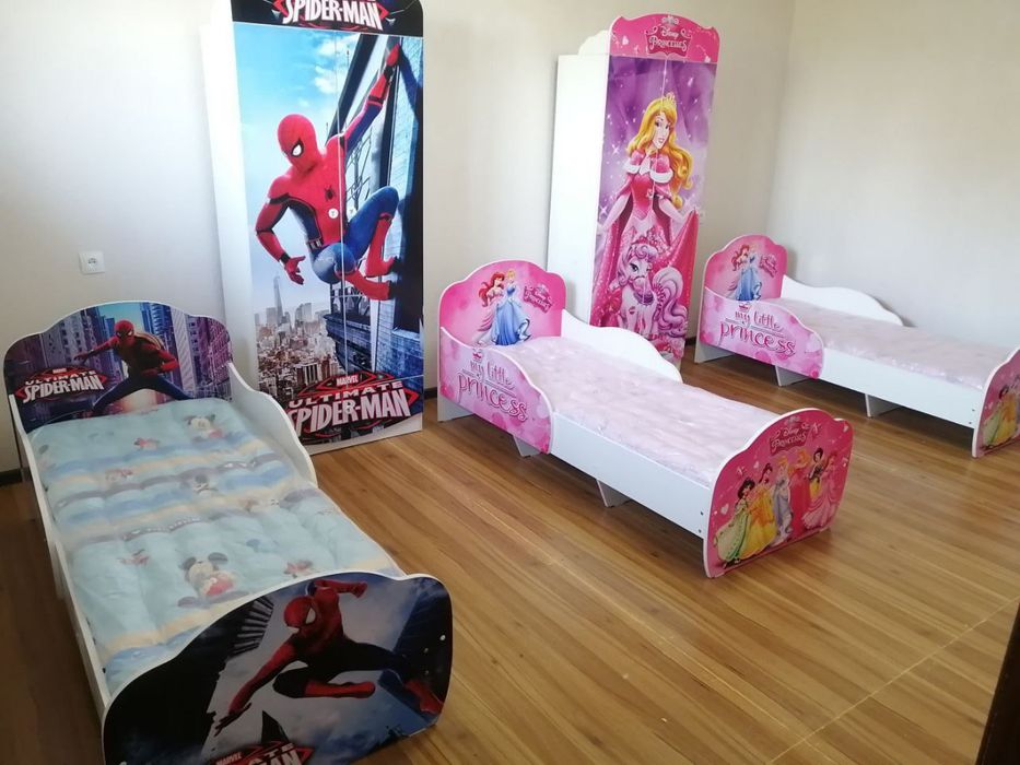 Sevimli multfilmlari tushurilgan bolalar krovati