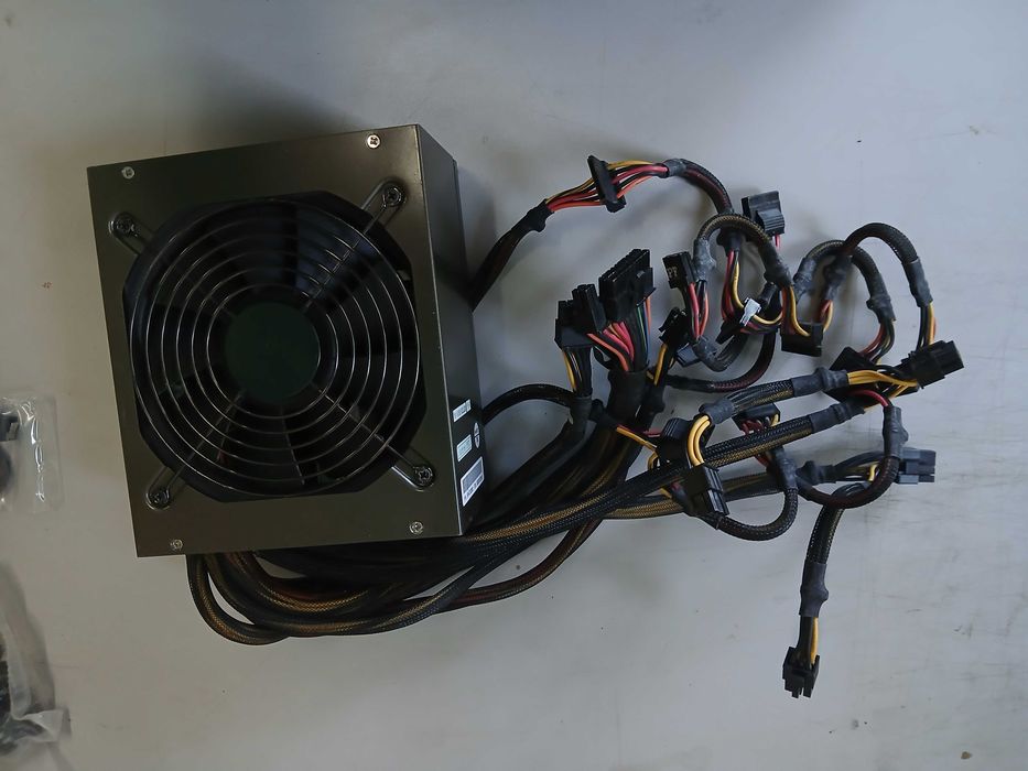 Продавам видеокарта Asus GTX 1060 3gb Захранване Thermaltake 700W SSD Intel 120gb