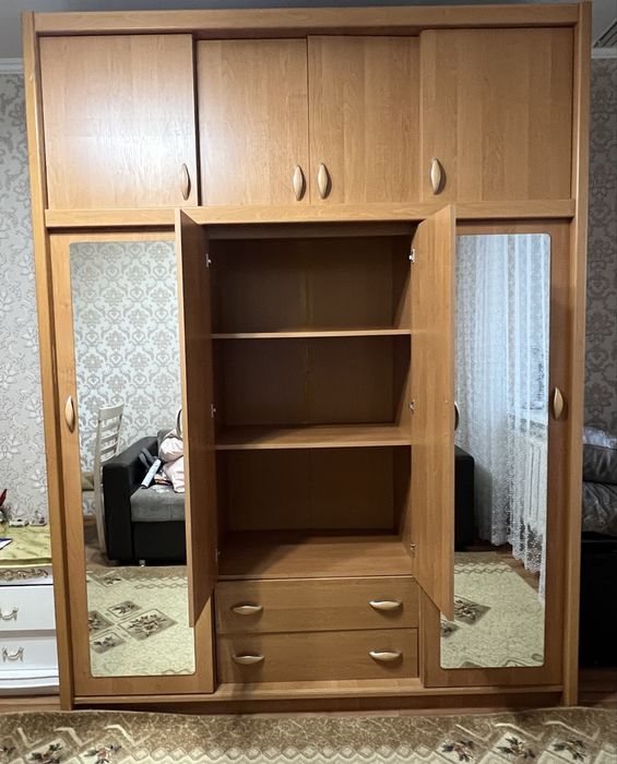 Шкаф с зеркалами