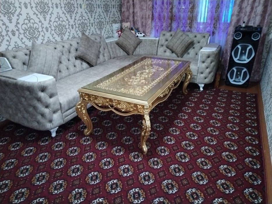 Mebelni ugolok va tilla rang stul sotiladi