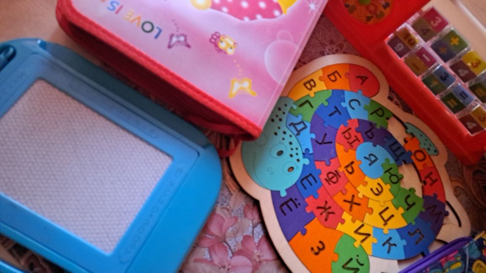 развивающие игры и пеналы и прочее.