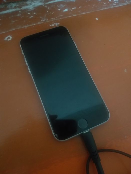 Айфон се 2020 ориг