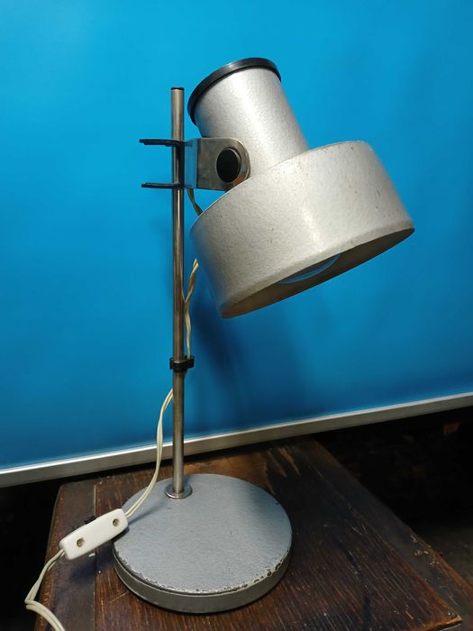 Стара индустриална настолна лампа.