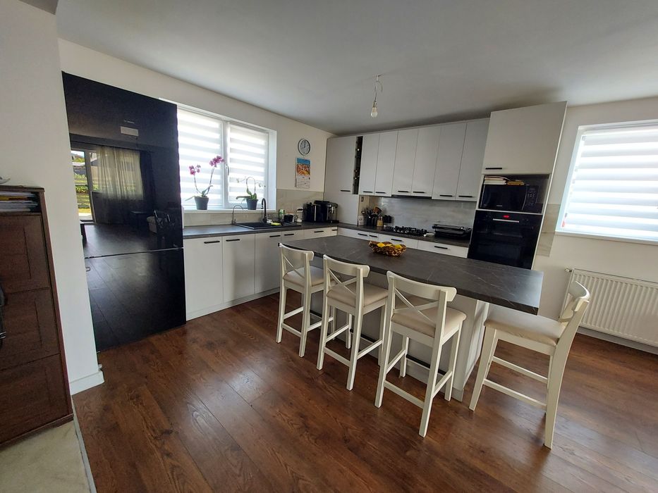 Casa moderna, spatioasa, ideala pentru familie numeroasa.