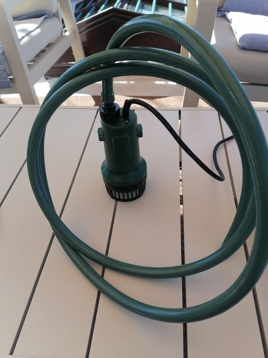 Vând pompa de apă submersibila cu acumulator  Bosch Garden Pump, 18V-2000 l/h