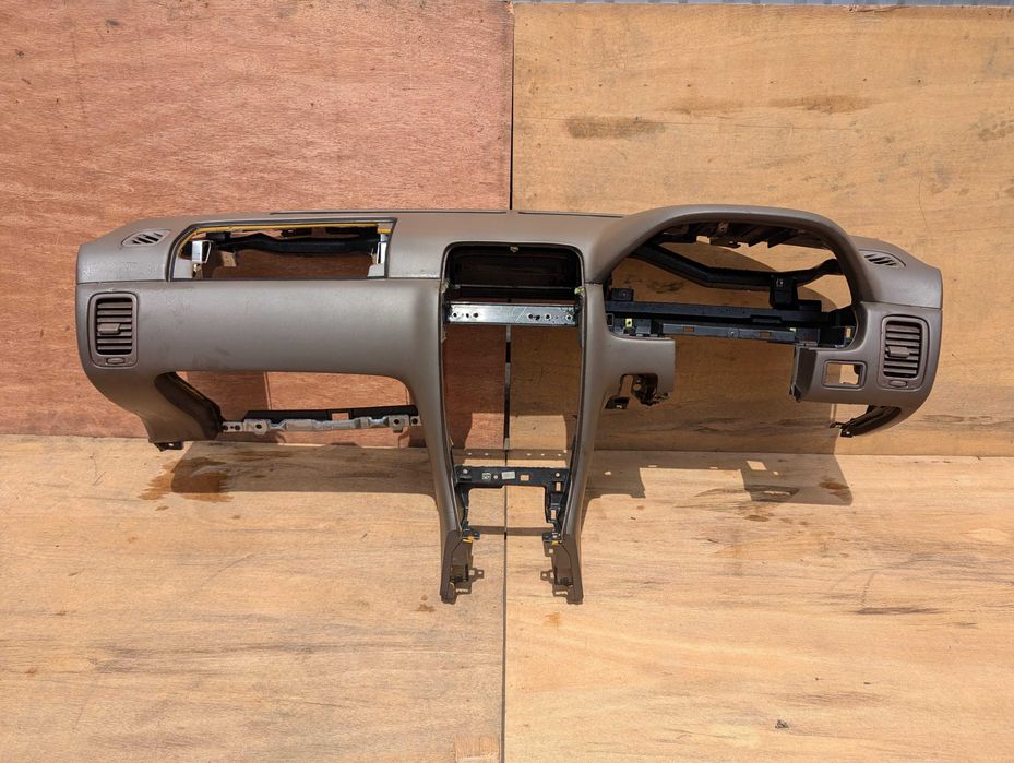 Торпеда панель на Ниссан Цефиро