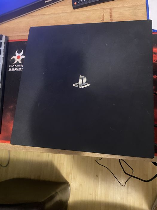 Ps 4 pro, cu doua joystickuri si 2 jocuri si un joc digital